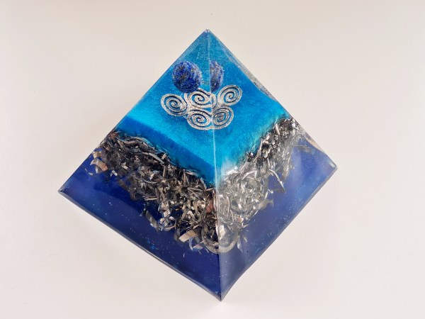 Orgonite pyramide lapis lazuli bleu